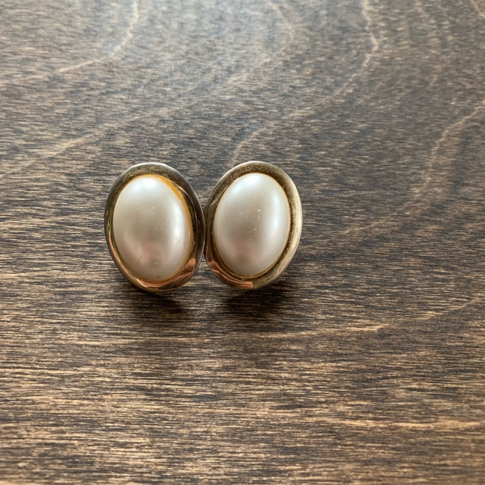 Antique single Pearl earrings with gold rim (costume).